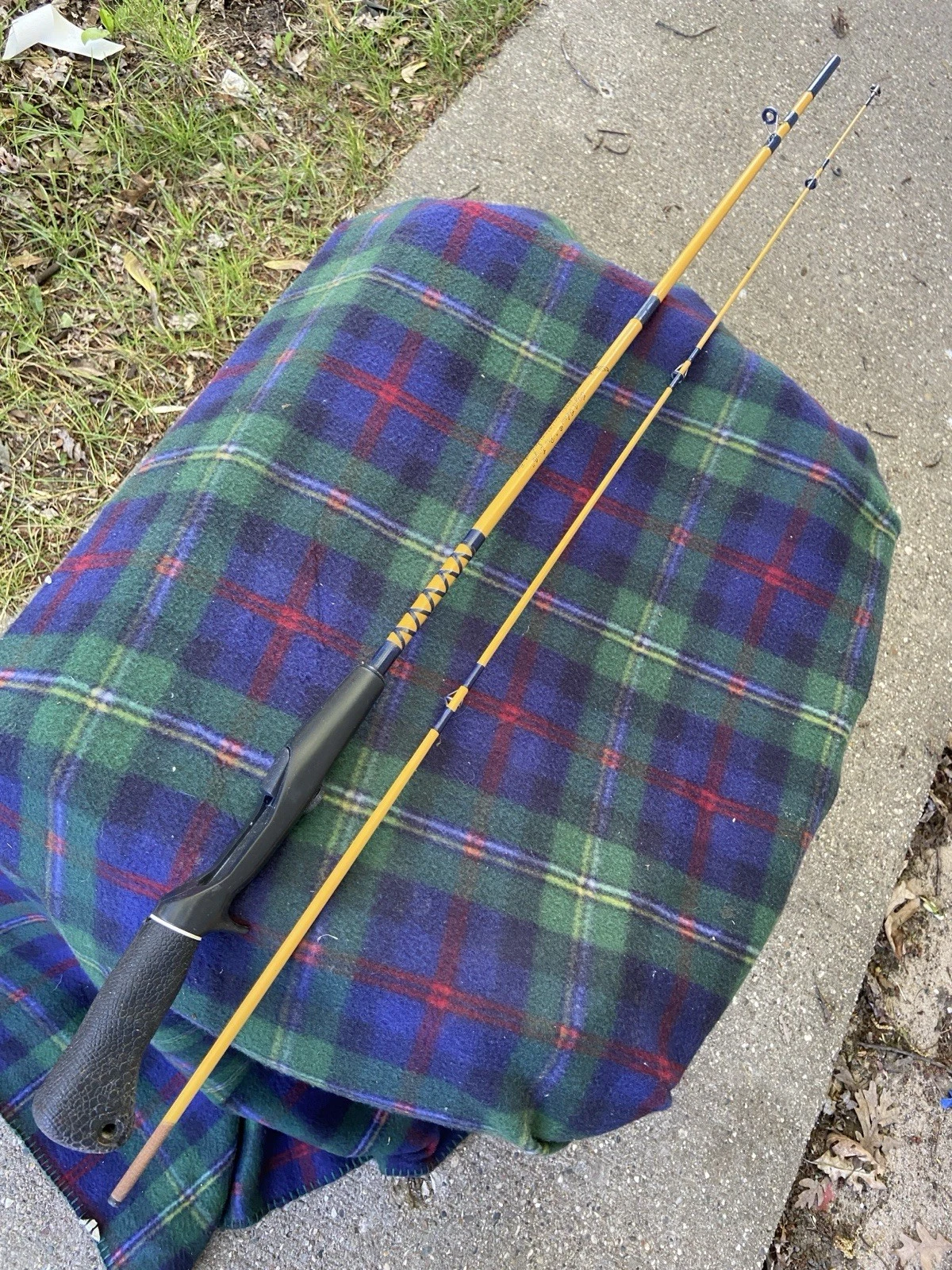 VERY LIGHTLY USED WRIGHT & McGILL EAGLE CLAW PRO EAGLE SPINCAST 6' ROD