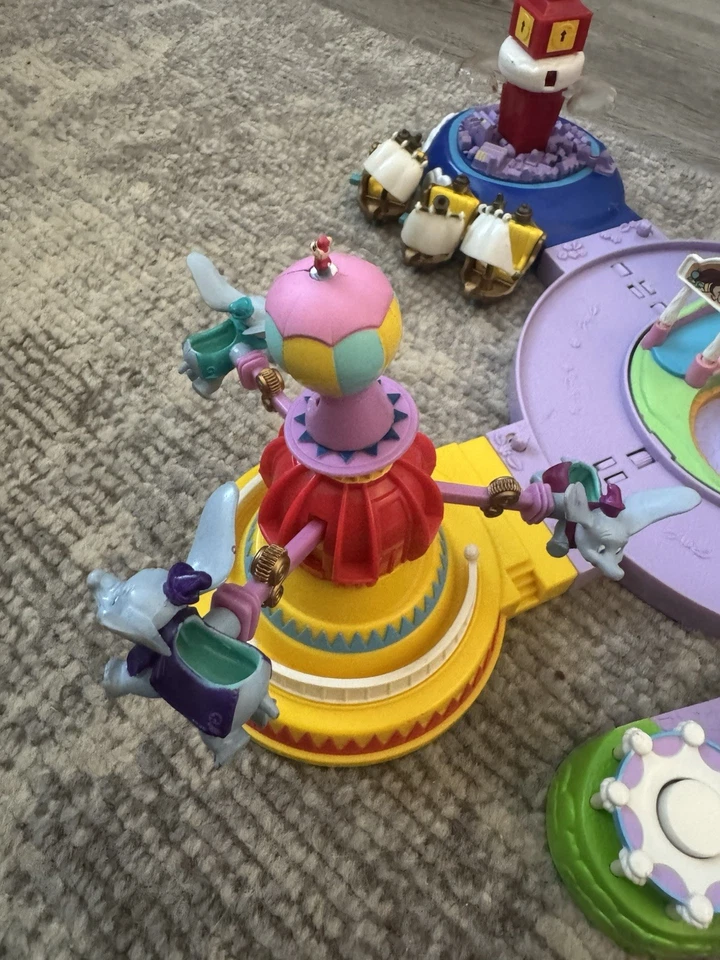 Castillo de colección Bluebird Polly Pocket Disney Magic Kingdom con tren y 8 figuras Foto 2 de 4