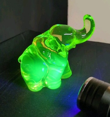 Vaseline MOSSER Yellow Uranium Glass Elephant Statue Glows Green 3.5''
