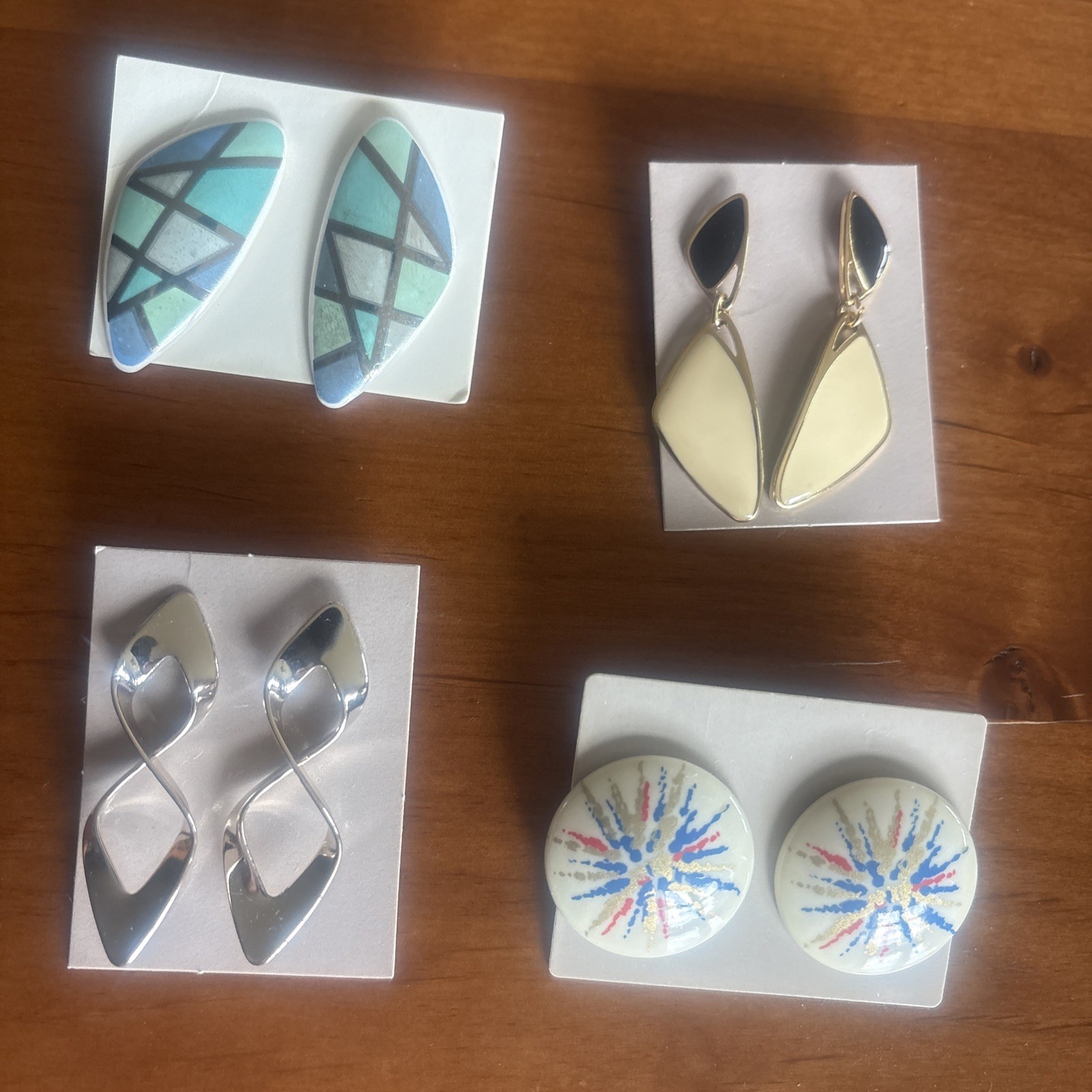 Cinco pares de hermosos pendientes perforados Avon nuevos en caja mejor precio en el momento del anuncio.