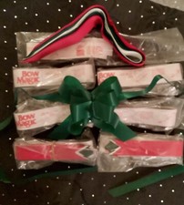 Łuk Magic Lot of 35 łatwych do natychmiastowego pociągnięcia kokardki z ogonami 14 czerwonych 14 zielonych 7 białych USA