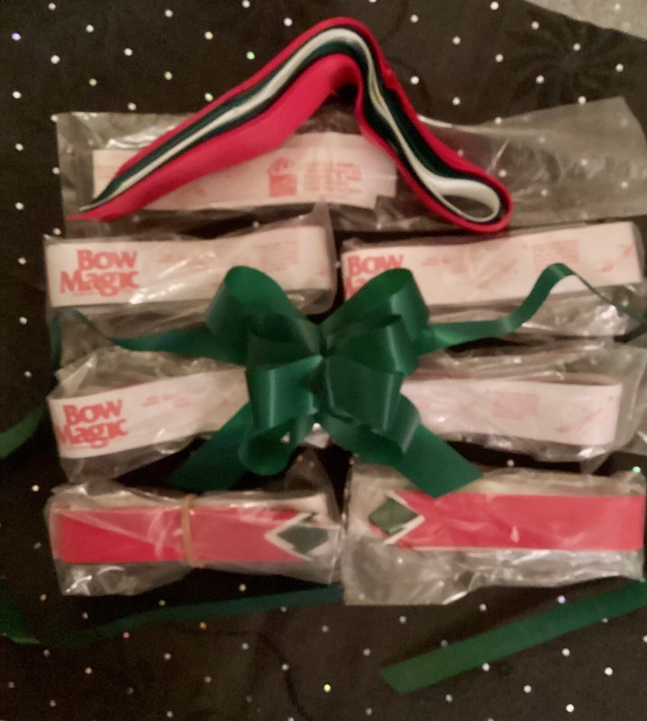 Bow Magic Lot Of 35 Easy Instant Pull Bows W/ Tails 14 Red 14 Green 7 White USA