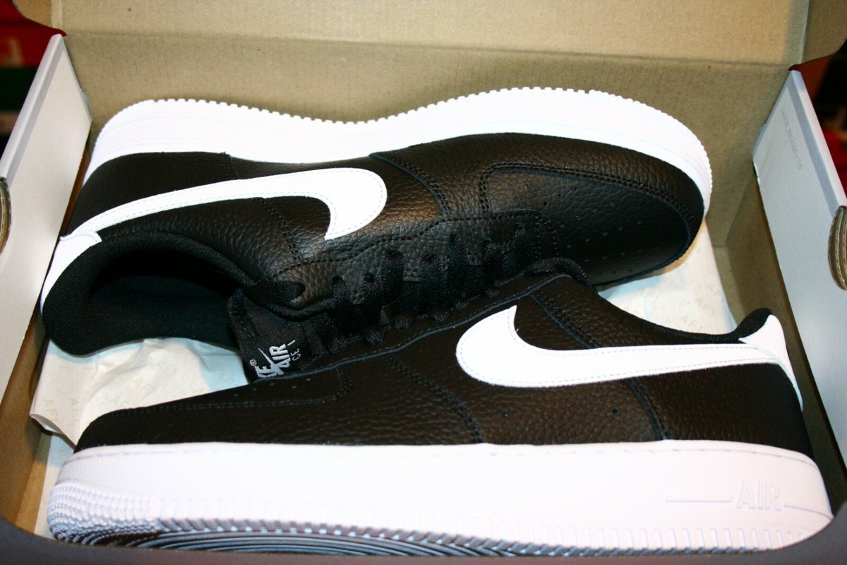 AUTHENTIC NIKE AIR FORCE 1 `07 Black White Pebbled Leather 