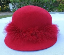 Womens BEAUTIFUL Red Cloche Hat 100 Wool Felt Ostrich Feathers Accent Band
