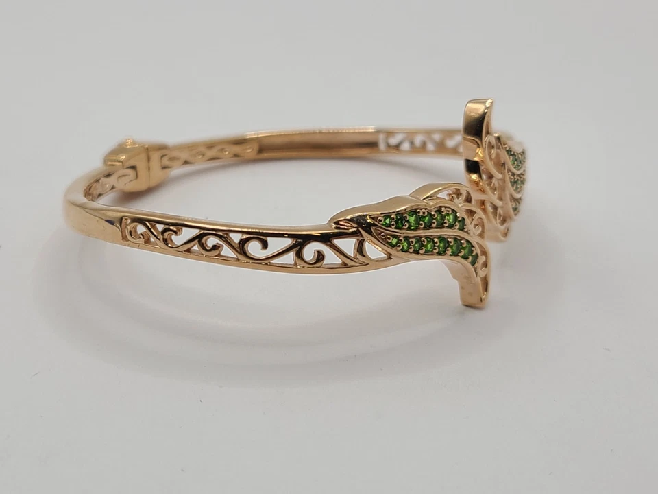 Brazalete brazalete con bisagras de pluma de plata de ley sobre oro rosa de 18 k de diopsido cromado Foto 2 de 4