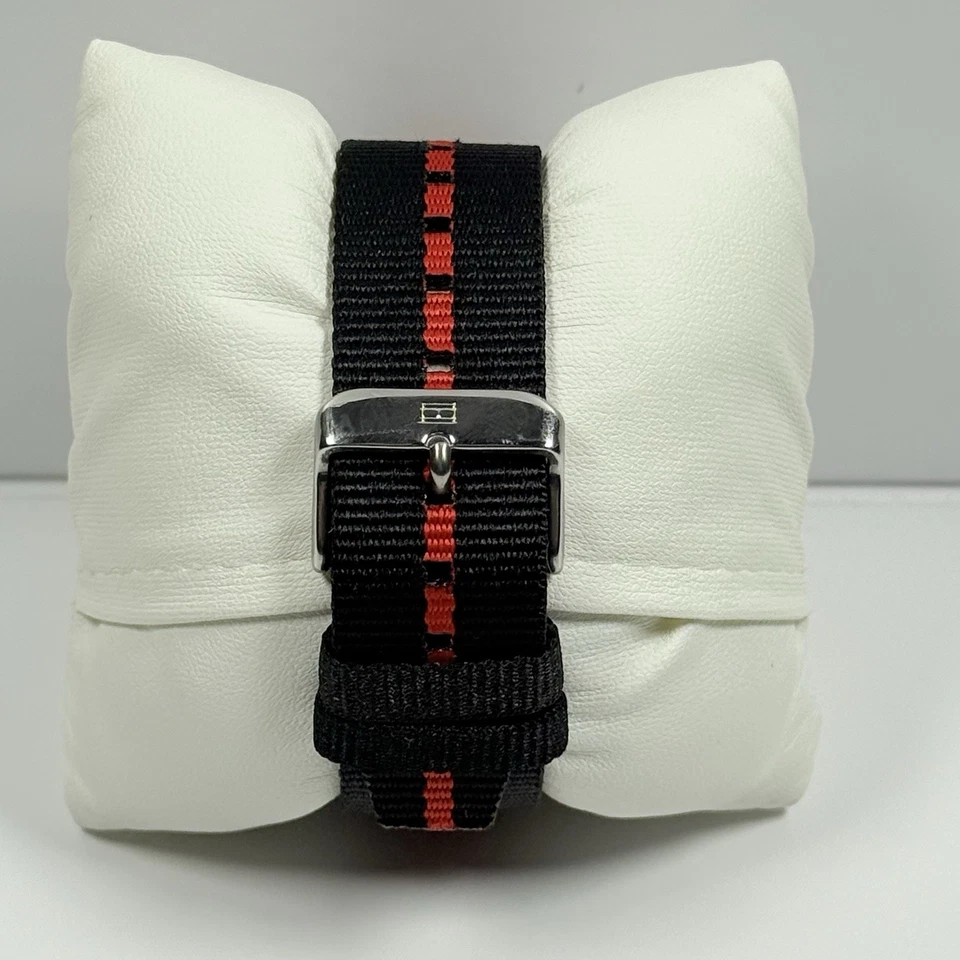 Nuevo-Reloj para hombres Tommy Hilfiger Logan 1792010 esfera negra correa de plástico de dos tonos Foto 2 de 4