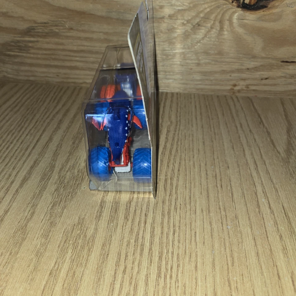 Monster Jam Stars & Stripes 2025 EL TORO LOCO VS Megaladon 1/64 Estados Unidos nuevo en paquete  Foto 4 de 4