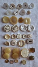23. Konvolut: 41 alte runde Knöpfe Material Kunststoff  Aluminium 1,3 - 3,0 cm