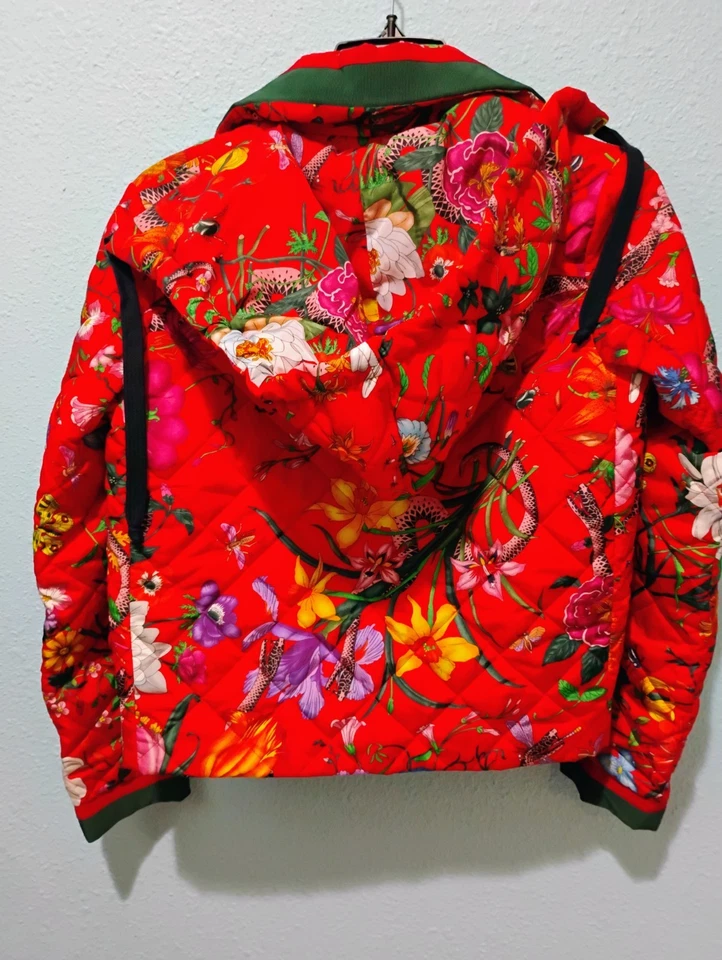 Jaqueta acolchoada vermelha Gucci, botão tipo pérola, capuz, colorida - Imagem 2 de 4