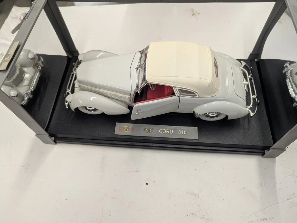Cord 810 1936 cupé amarillo con tapa crema e interior rojo modelo diecast 1/18 Foto 4 de 4