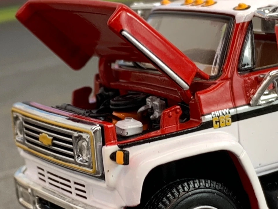 1/64 DCP WHITE/RED CHEVY C65 SINGLE AXLE FLATBED - Image 3 of 4