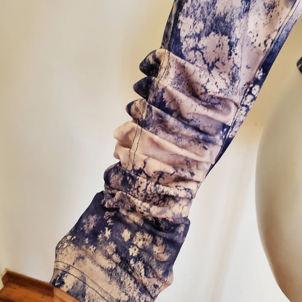 Chaqueta activa Karma Athletics San Suu cremallera completa agujero para el pulgar púrpura tie dye con volantes Foto 4 de 4