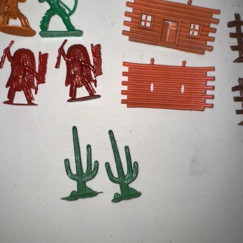 Cowboys & Indians 2" Toys Plastic Figurines Made In Hong Kong Vintage Fence Fort - Picture 5 of 6