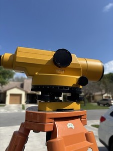 Topcon AT-F2  32X Auto Level w/ Case And Manual.