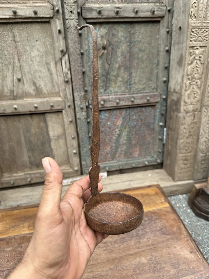 Colher antiga de metal esculpida à mão a óleo - Imagem 3 de 4