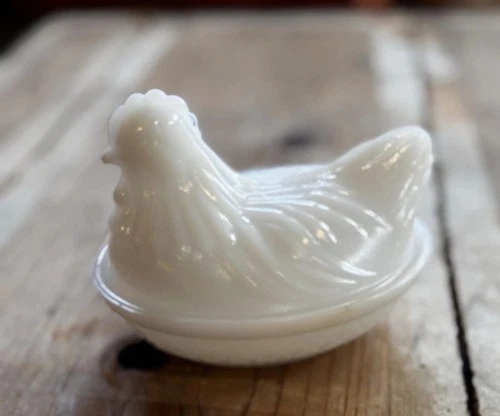 Vtg Small White Milk Glass Chicken Hen on a Nest Candy Dish Covered Dish 4 1/2 "