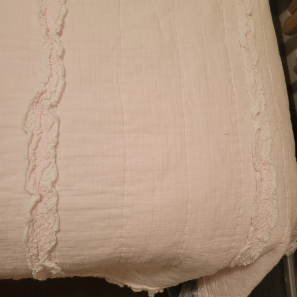 Colcha Simply Shabby Chic ALGODÃO musselina borda crua rosa com babados GÊMEA 68x89” Muito bom estado usado - Imagem 3 de 4