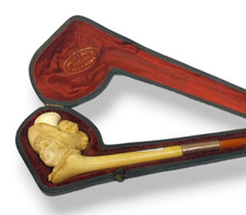 Antico portasigarette in schiuma di mare raffigurante una signora con cofano