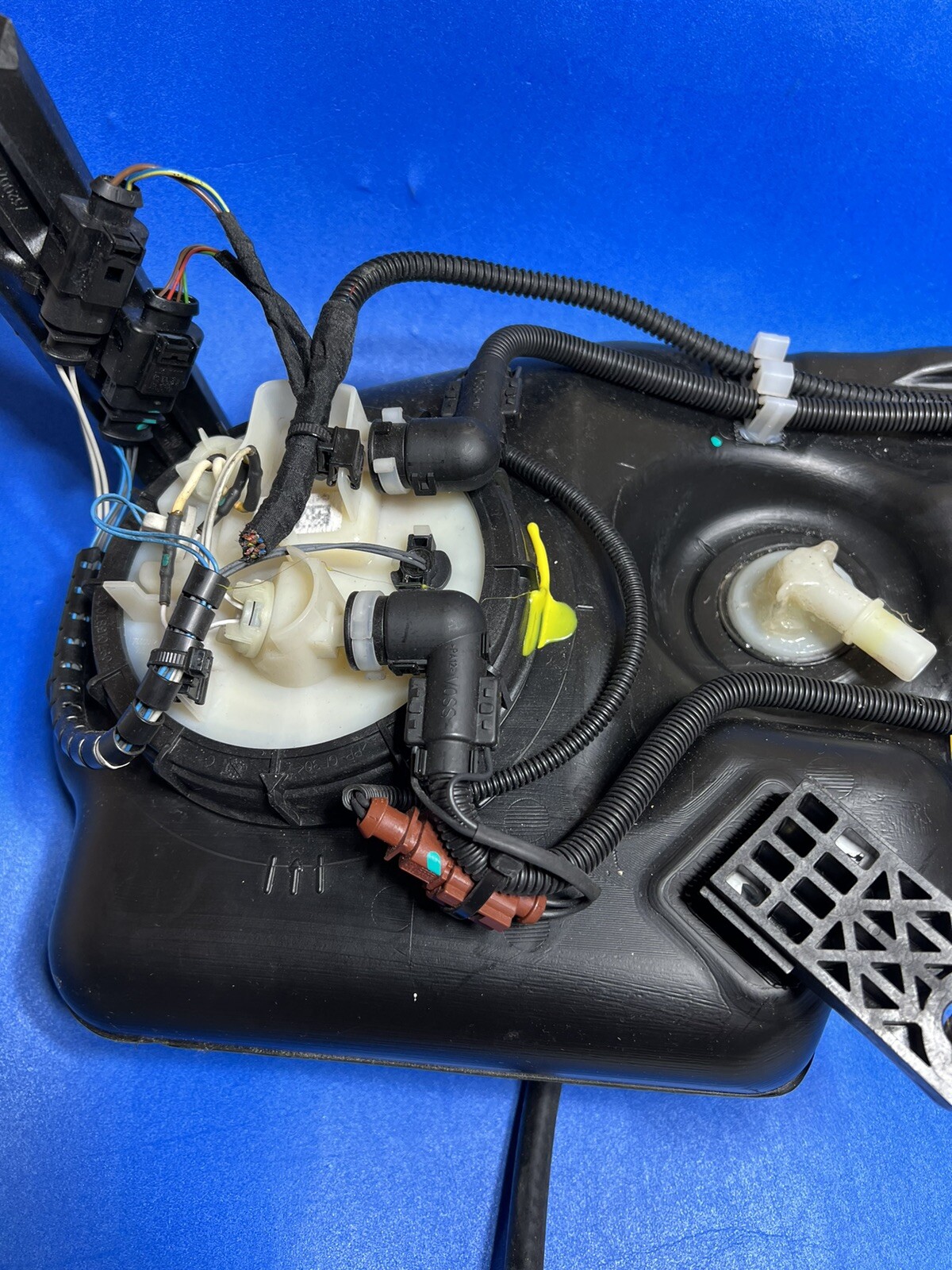 20082009 AUDI Q7 3.0L Diesel Exhaust Fluid TANK / DEF Reservoir