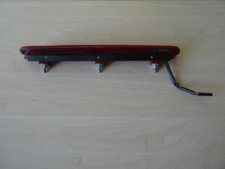 Good used Saab 9-5 Wagon LED 3rd Third Brake Light Assembly 5333430 - Image 4 of 4