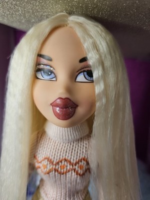 Bratz Cloe Winter Top Pants Boots Backpack Hat Included.