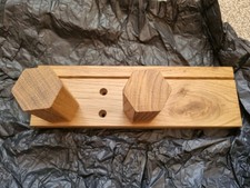 MIJMOJ Design - Ścienny drewniany stojak na gitarę i plektrum / wieszak