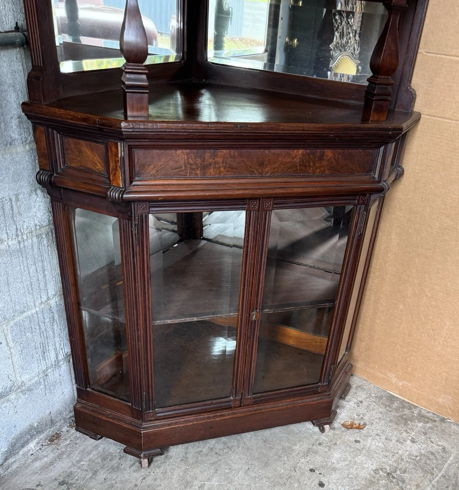 RARO GABINETE DE PORCELANA DE ESQUINA DE VIDRIO BISELADO Y BURL VICTORIANO Foto 2 de 4