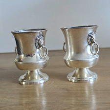 2x Silberbecher/Trinkbecher Paar mit L&ouml;wenkopf-Ringgriffen, punziert Versilbert