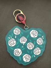 NUEVO CON ETIQUETAS DISNEY LOUNGEFLY Tarjetero Cordón - Alicia en el País de las Maravillas Estampado Rosas Rojas