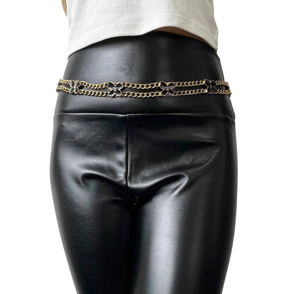 Cinto corrente CHANEL vintage 02S marca CC, ouro preto metal acessório trevo - Imagem 2 de 4