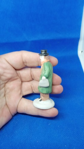 Piccola statuina uomo in porcellana - Foto 6 di 10