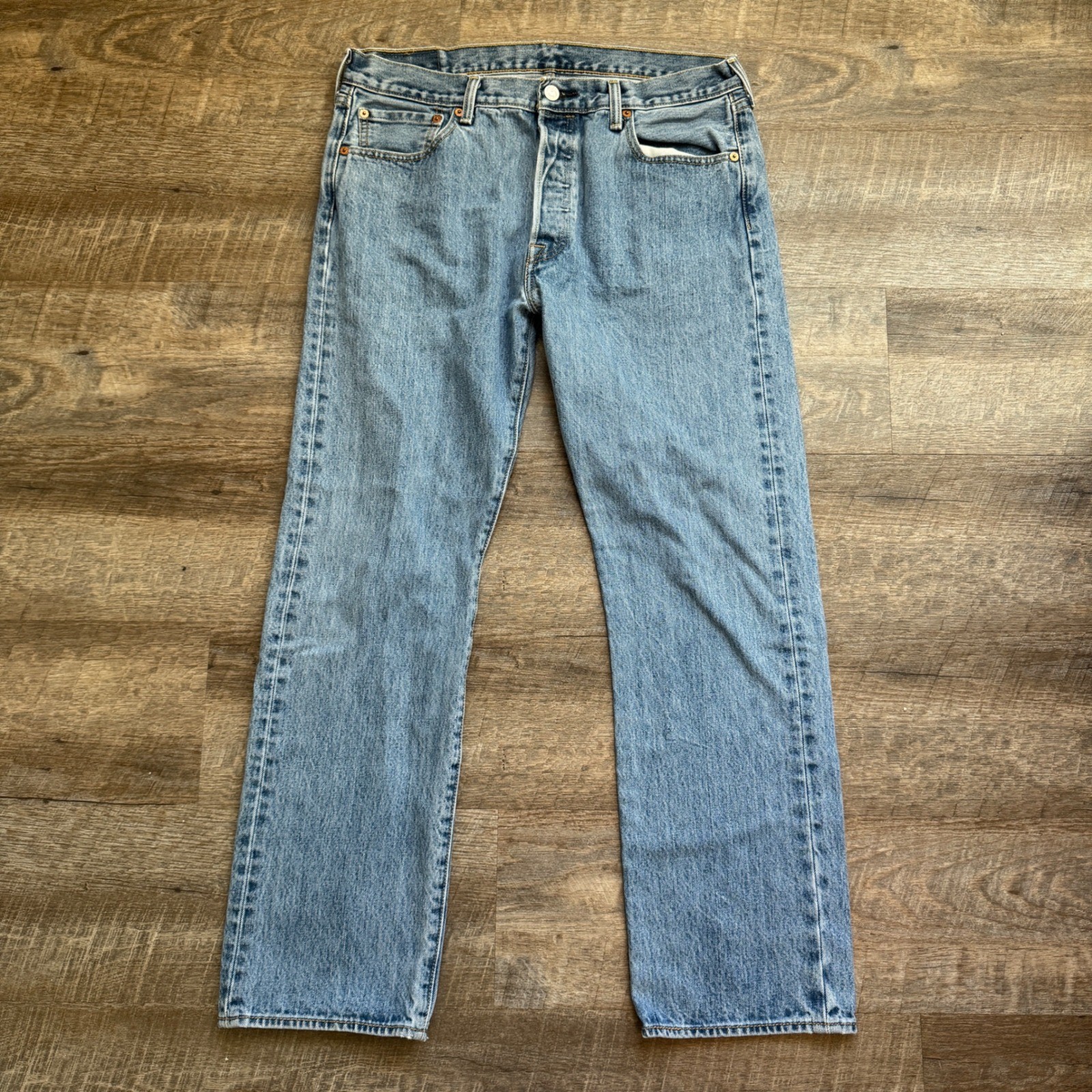 Levi Strauss 501 Mens Light Wash Button Fly Denim Jeans W34 L30 thumbnail 2