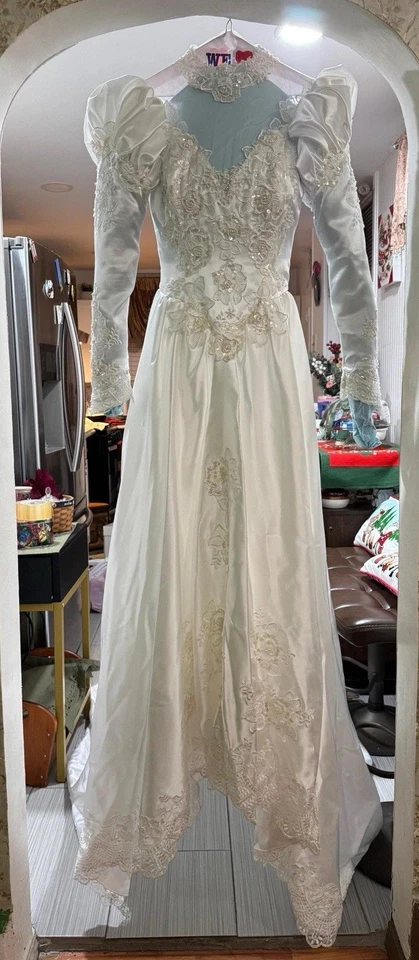 Vestido de noiva vintage feito em união anos 80 marfim cetim lantejoulas e renda manga longa tamanho 10 - Imagem 2 de 4