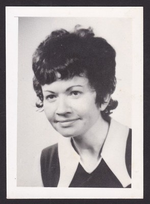 Retro Vintage Studio Foto Dame Frau Mode lockige kurze Haare
