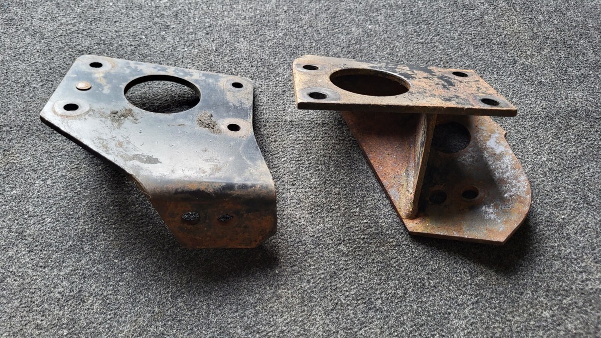 BmW E3 E9 E12 M30 Engine Support Bracket Mount Pair Right Left E24 