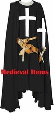 Costume da crociato medievale con tunica e mantello con cappuccio,...