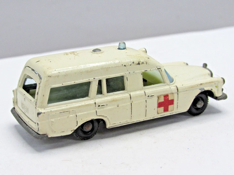 Vtg Matchbox Series No. 3 Mercedes Benz “Binz” Ambulance Lesney Diecast C5-115 - Image 4 of 4