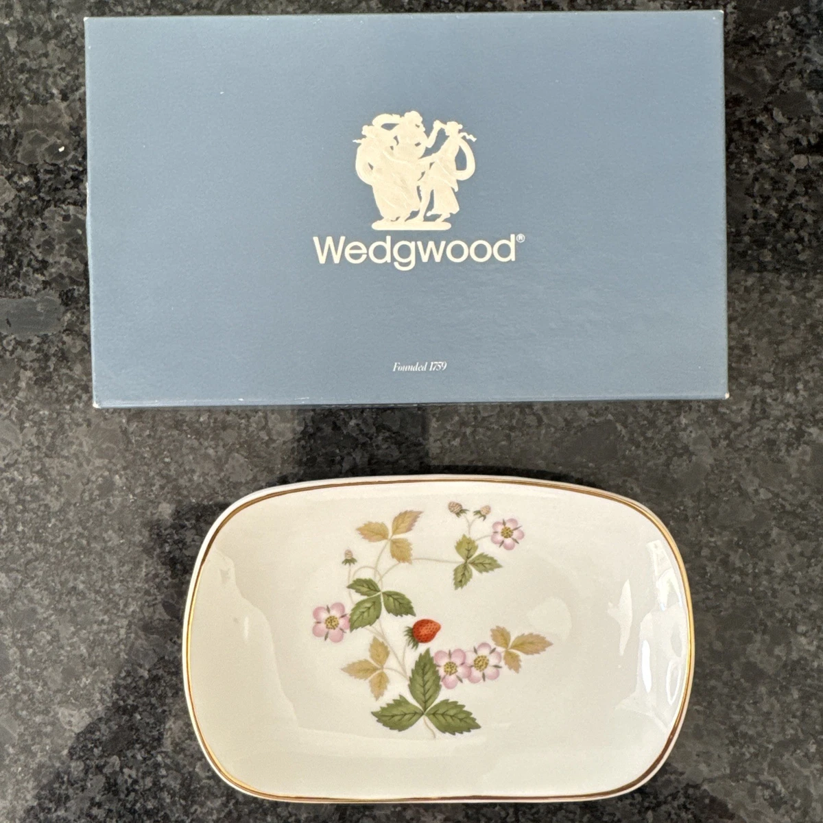 Wedgwood Wild Strawberry Oblong Oval Trays Lidded Egg Napkin Rings X2 Unused