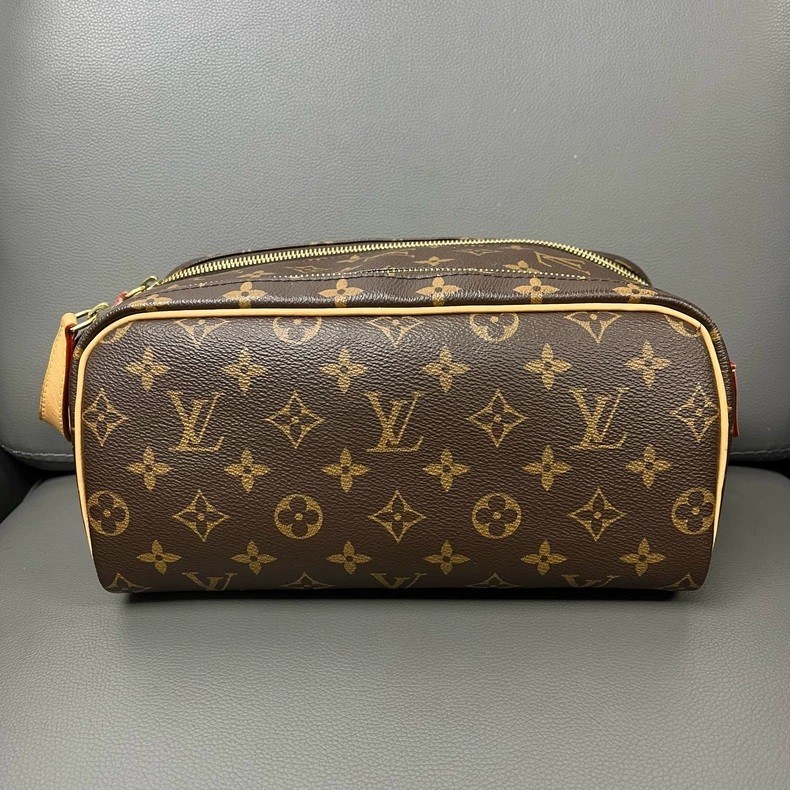 Louis Vuitton ブラウンレザーポーチ Louis Vuitton Dopp Kit Monogram Canvas Toiletry Pouch Brown