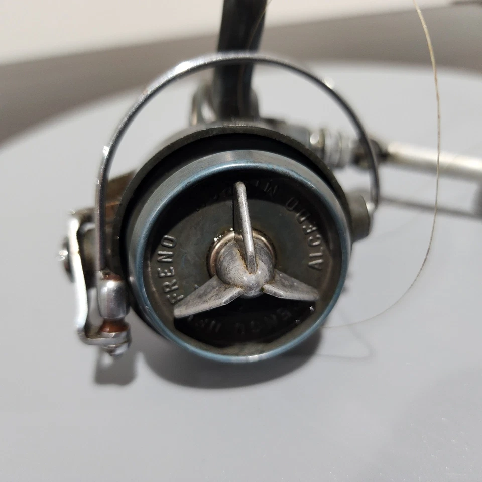 Carrete giratorio vintage Alcedo Micron Italia principios de los años 50 PATENTE MATE pierna doblada Foto 4 de 4