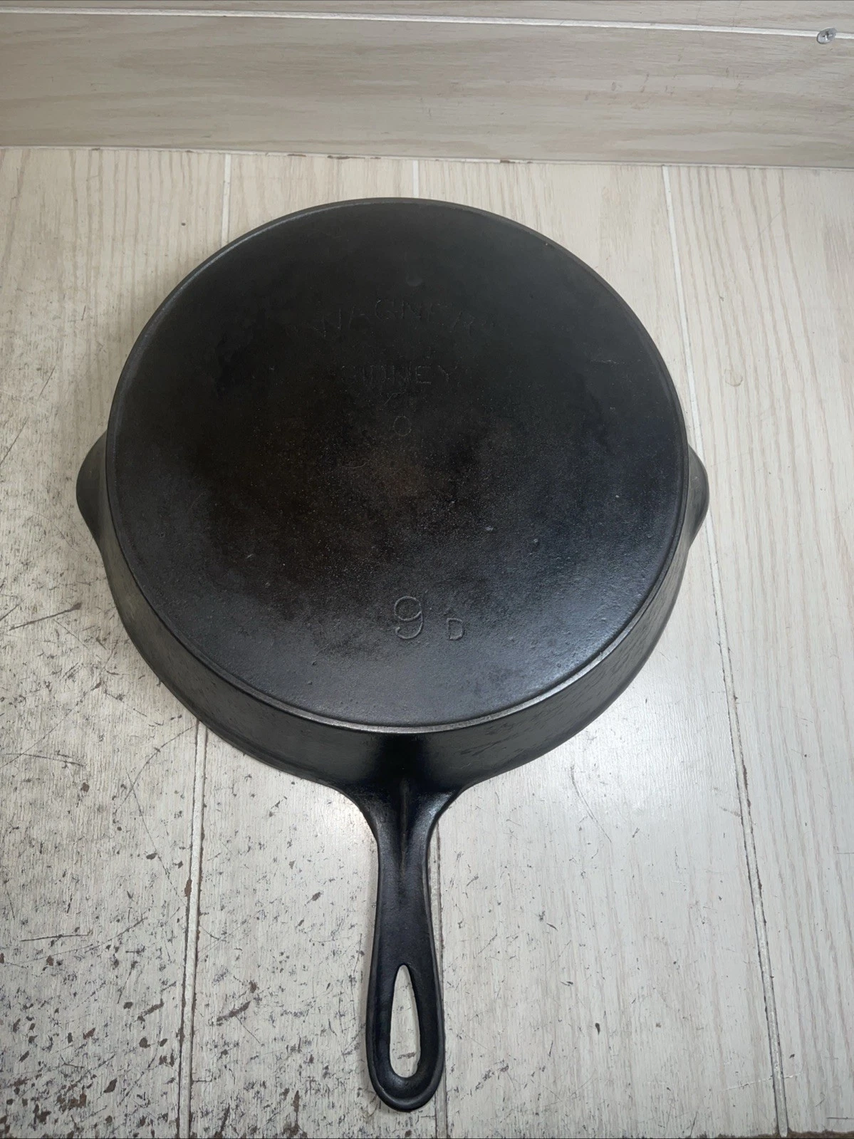 Early Wagner Sidney - O No. 9D Cast Iron Skillet 1897 – 1905 Arc Logo Heat Ring
Opens in a new windo