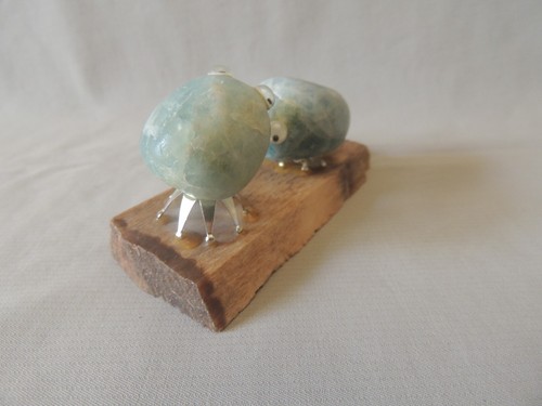 2 Beautiful decorated small stones on a base - Picture 5 of 7