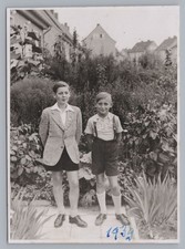 2 Jungen in kurzen Hosen im Hinterhofgarten im August 1939 - Altes Foto