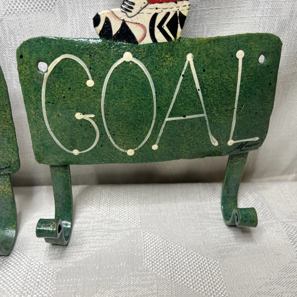 Vintage Metal Soccer Players Kids Coat Hooks Bedroom Wall Decor Handpainted - Imagem 4 de 4