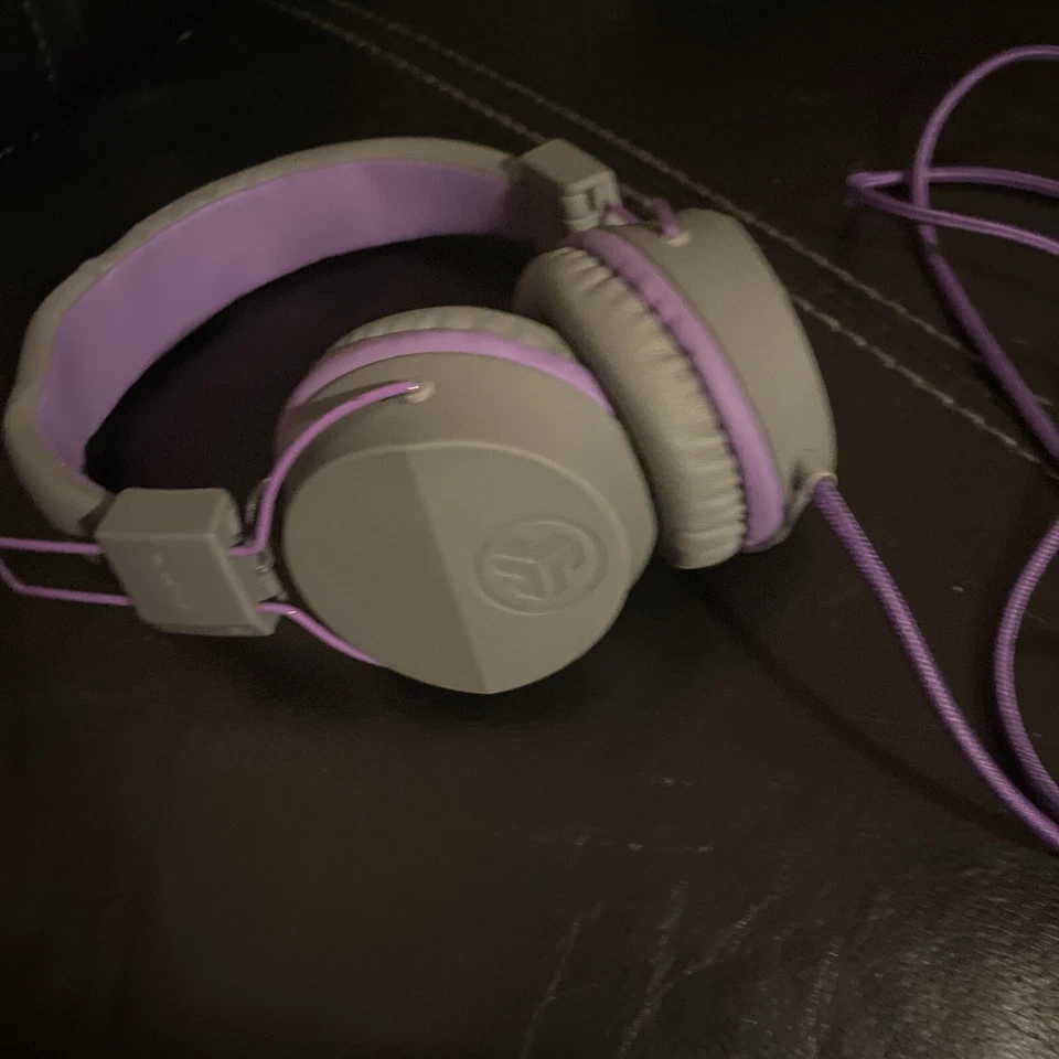 AURICULARES CON CABLE JLAB ON EAR COLOR PÚRPURA PARA NIÑOS Foto 4 de 4