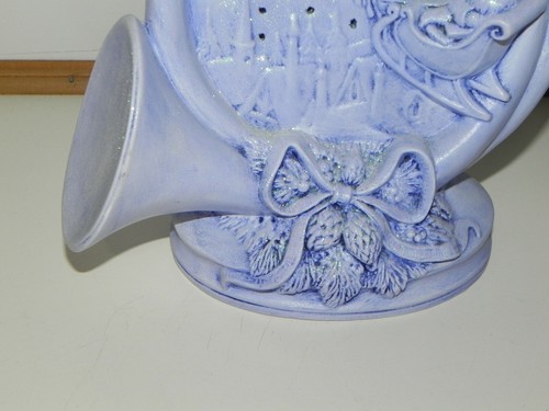 Corno natalizio in ceramica con Babbo Natale, slitta, città, dipinto bianco poi macchiato blu - Foto 3 di 12