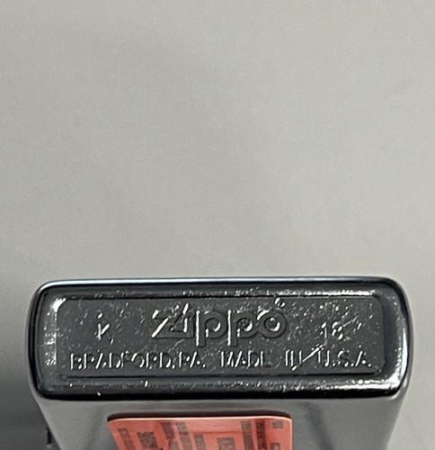 ZIPPO 2018 SEXY BETTIE PAIGE GREEN BRA STREET CHROME LIGHTER SEALED IN BOX D899 - Picture 4 of 6
