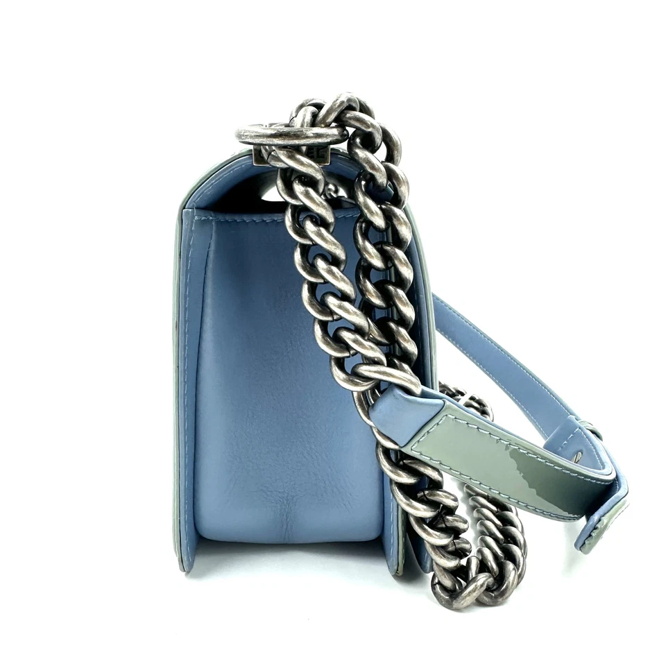 Auténtico Chanel charol piel de becerro pequeño plexiglás niño solapa azul usado Foto 3 de 4