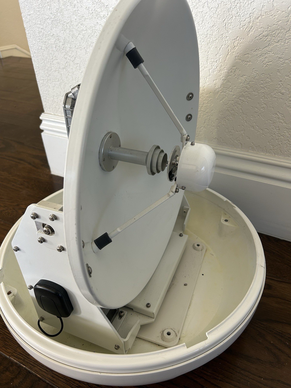 Intellian i4 B3-401S Marine Satellite TV System w/ North America LNB Receiver