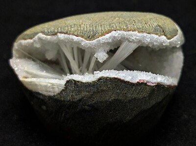 SCOLECIT SPERY AUF MM QUARZ IN GEODENFORMATION MINERALIEN +9,3,25